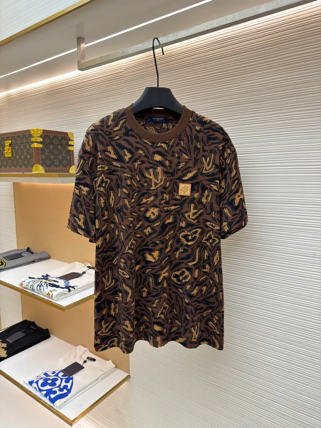 LOUIS VUITTON leopard print jacquard T-shirt ●Original version: 11100 purchase and development ●Item number: 1682343-A85 ●Fabric: cotton fabric ●Technology: jacquard production ●Color: leopard print ●Version: fitted version ●Weight: about 190 grams ●Size: XS-S-M-L ●Description: The fabric is custom-woven for 40 seconds of combed cotton flying thread jacquard knitted fabric. The jacquard device is made according to the YB finishing point. First, a 28-cylinder flying thread jacquard machine is used to position the full-width jacquard to weave the embryonic fabric. The yarn is tightly spun and dyed in 4 groups of yarns. The finished product is destroyed and the embryo base is cut by machine. Thread, the loss rate is as high as 50%, and the cost of 1000kg base embryo is less than 600kg, so the cost increases sharply. Later, it is washed and shaped with high temperature to ensure that the pattern is positioned the same as YB. The pattern is positioned and cut by hand, the lettering table is customized, and the work is finished with positioning and sewing, and specific three-mark washing. The overall wiring is straight and delicate, the fabric is comfortable and soft, and the color is consistent without color difference. It can be matched with the same style to create a fashionable look and control various occasions. Customized accessories, complete with three standards, same style for men and women!